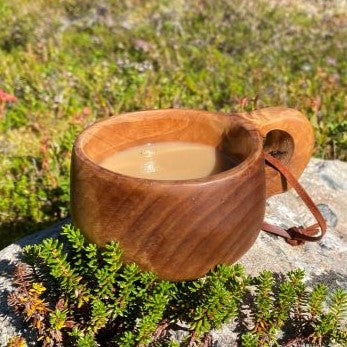 Kuusenkerkkäkahvi kuksasta luontoretkellä