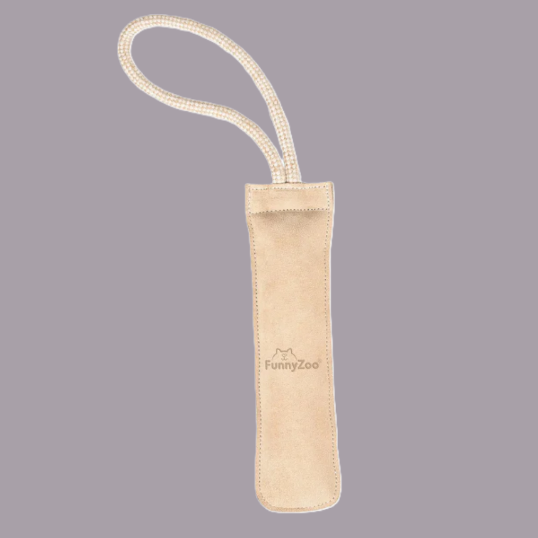 Mokkanahkainen koiran agility vetolelu lenkillä on luonnonmukainen ja kestävä