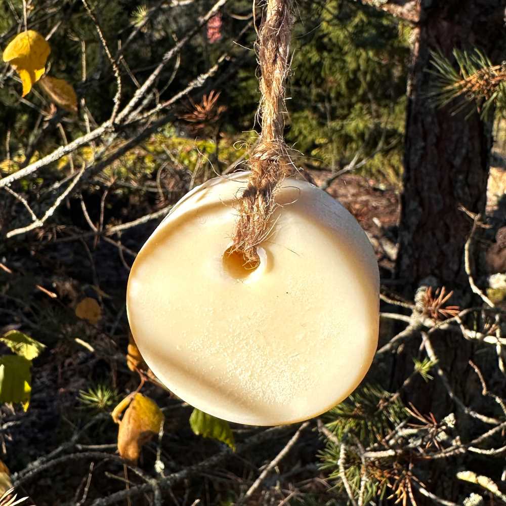 Sammelian Metsänpisara retkeilijän luontoystävällinen ja biohajoava palasaippua kuivumassa narusta