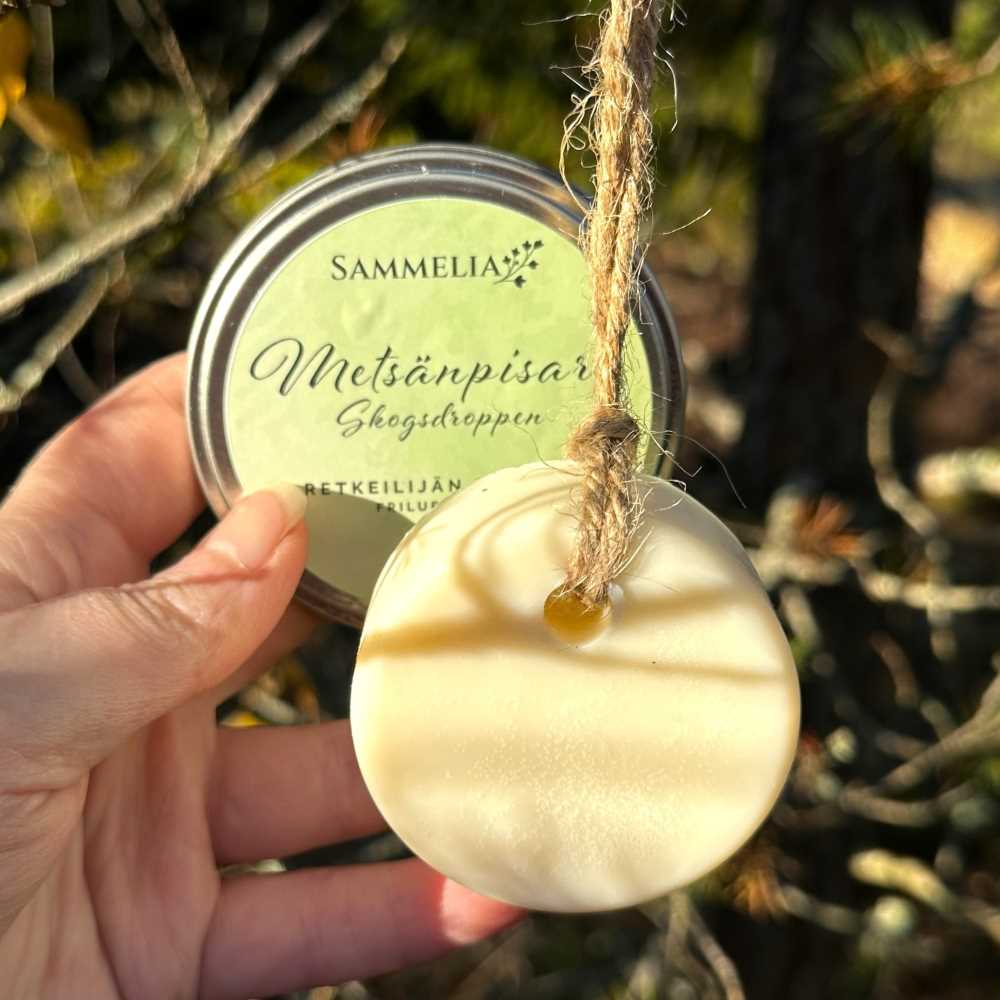 Sammelia Metsänpisara retkeilijän luontoystävällinen palasaippua ekologisessa ja kätevässä peltirasiassa mukana retkellä