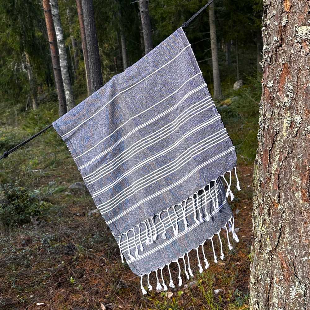 Kevyt tassupyyhe kuivumassa narulla