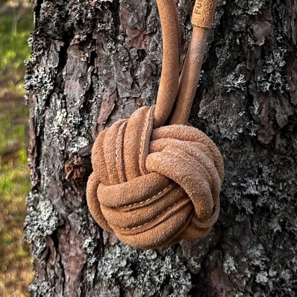 Mokkanahkainen pallo kahvalla