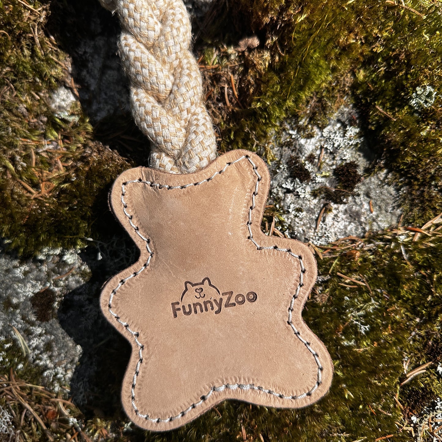 Nahkainen lelu köydellä koiralle
