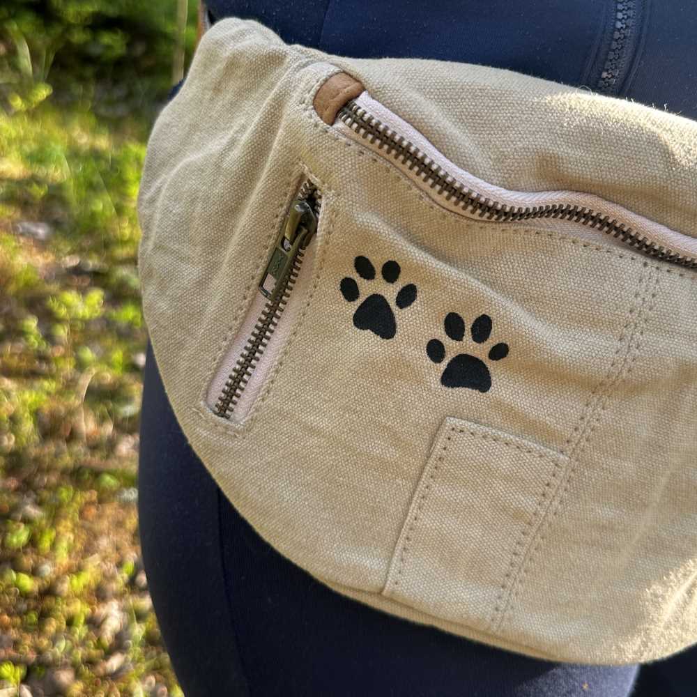 Lähikuva Paw BumBag -laukusta ja sen kierrätetystä kankaasta