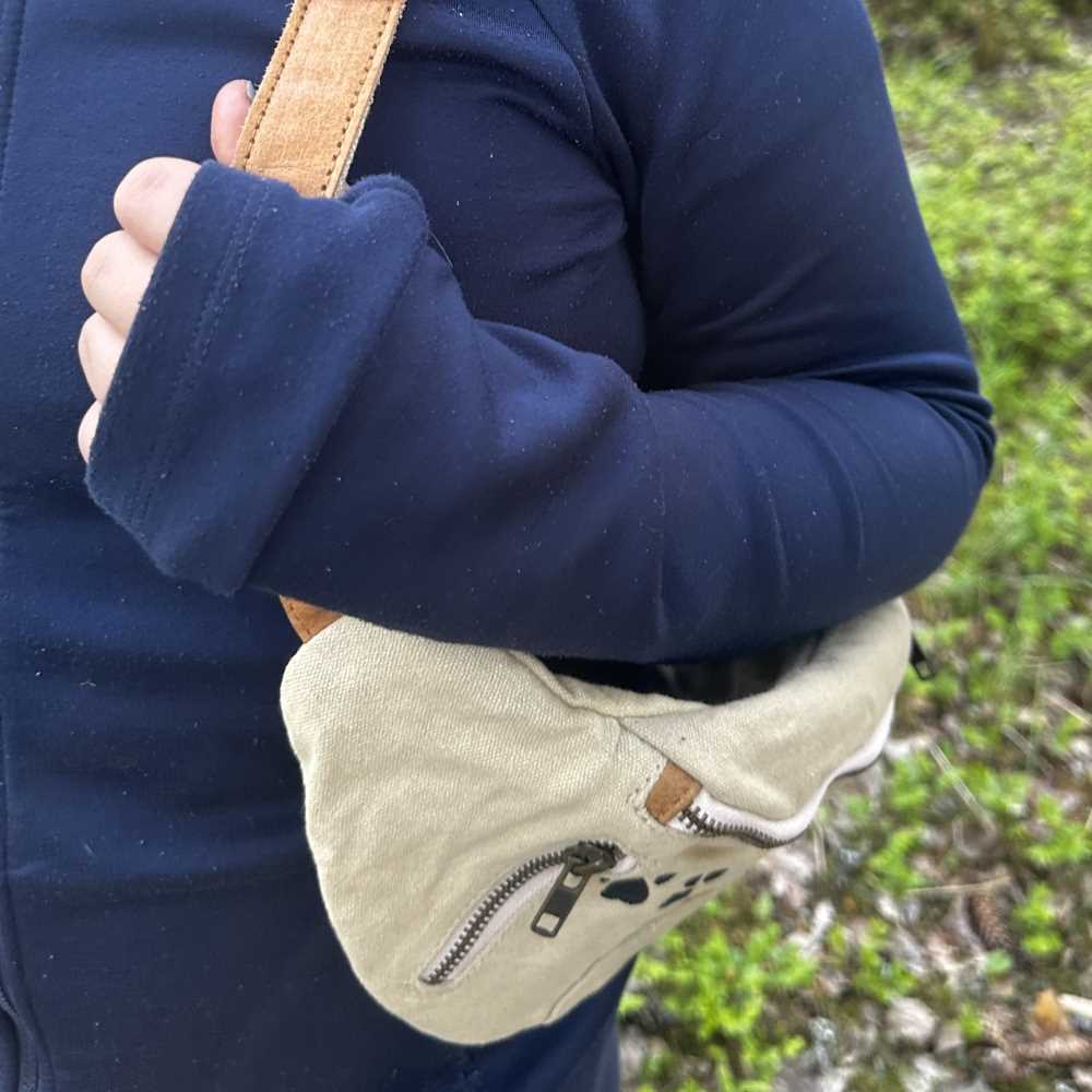 Paw BumBag olkalaukkuna