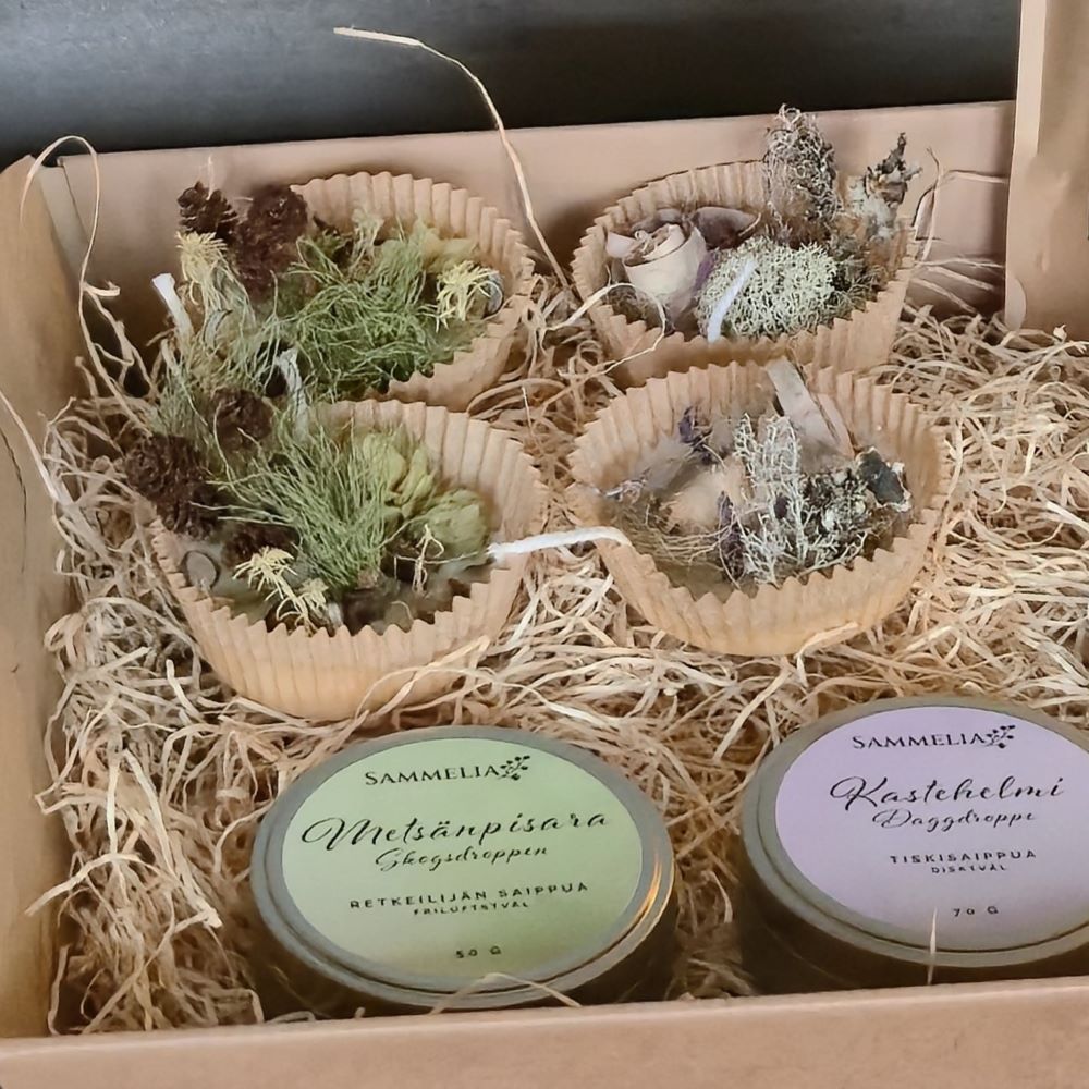 Retkeilijän joululahjapaketissa sytykkeet ja saippuat