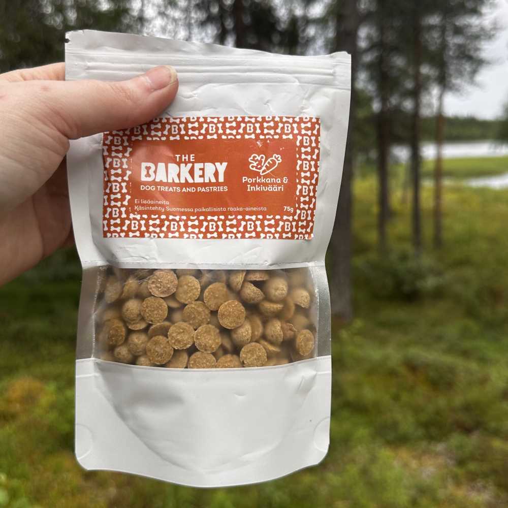 The Barkery Porkkana & Inkivääri pussillinen treeninameja kädessä